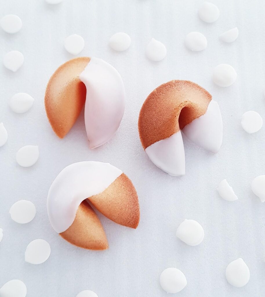 Laimės sausainiai aplieti baltu šokoladu