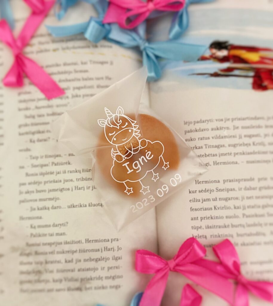 Krikštynų įpakavimas - vienaragis ant debesėlio su data