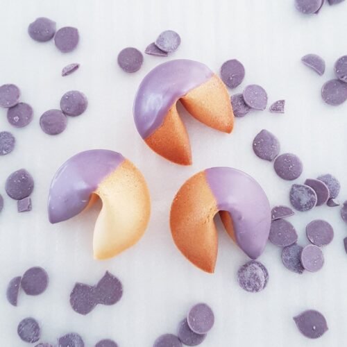 Laimės sausainiai aplieti violetiniu šokoladu