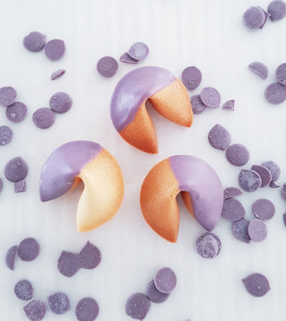 Laimės sausainiai aplieti violetiniu šokoladu