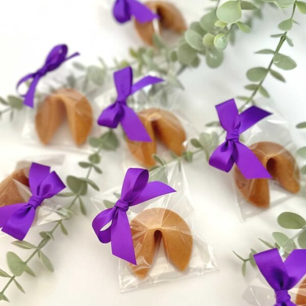 Su violetiniu kaspinėliu